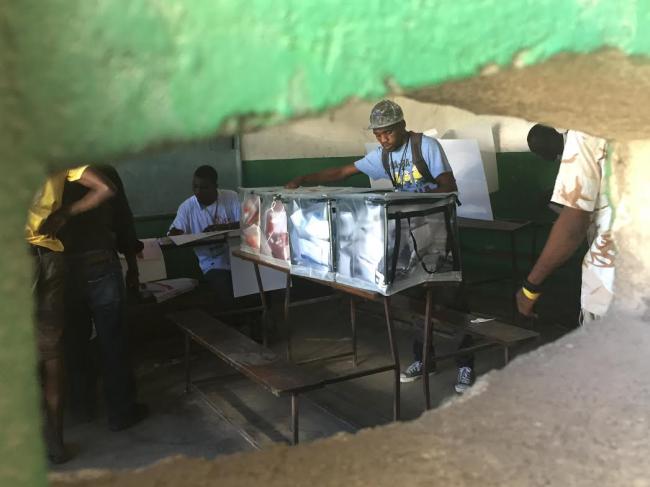 A man casts his ballot in Cite Soleil (Photo by Jake Johnston)