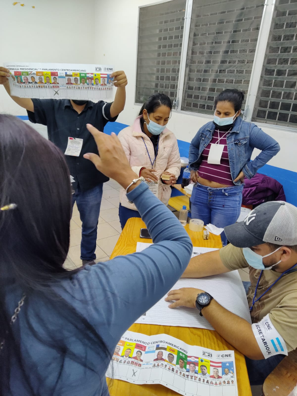 Counting presidential ballots at the the Escuela Republica de Panamá in barrio Buenos Aires Tegucigalpa. Photo: Burke Bindbeutel