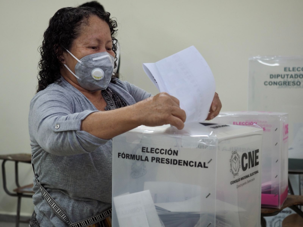 A voter deposits her ballot for president. Honduras 2021 elections. Photo: José Luis Granados Ceja