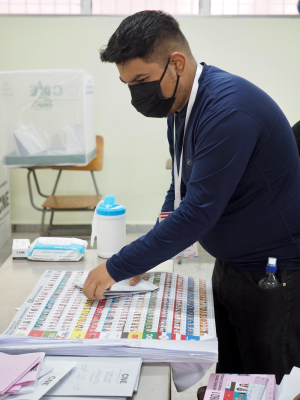 An election official with ballots. Honduras 2021 elections. Photo: José Luis Granados Ceja