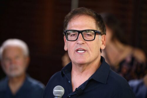 Mark Cuban speaking with attendees at a business roundtable hosted by the Kamala Harris for President campaign at Ocotillo in Phoenix, Arizona. Photo: Gage Skidmore