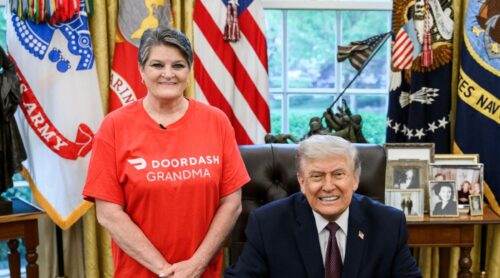 Donald Trump accepts a DoorDash delivery from Sharon Simmons outside of the Oval Office, Monday, April 13, 2026. (Official White House Photo by Daniel Torok)